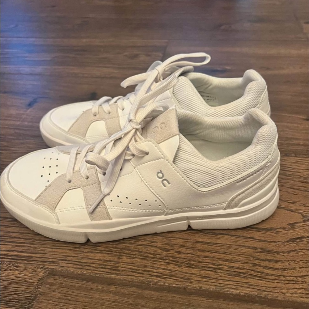 On Cloud The Roger Clubhouse Sneaker Womens Size 10 excellent condition